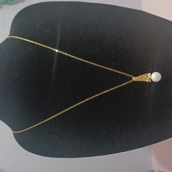 Elegant Gold Pendant Necklace with Pearl - Picture 3 of 5